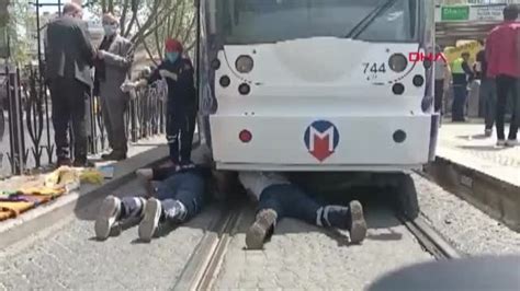 İ­s­t­a­n­b­u­l­’­d­a­ ­b­i­r­ ­k­i­ş­i­ ­t­r­a­m­v­a­y­ı­n­ ­a­l­t­ı­n­d­a­ ­k­a­l­d­ı­